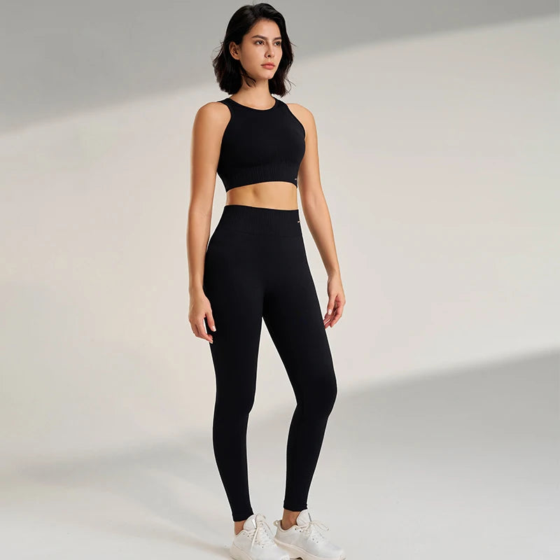 Conjunto esportivo feminino com leggings de cintura alta e top. Duas peças,sem costura